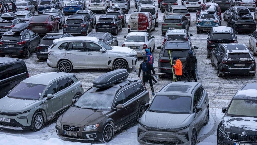 I plná parkoviště patří k běžeckému lyžování na Bedřichově, archivní foto